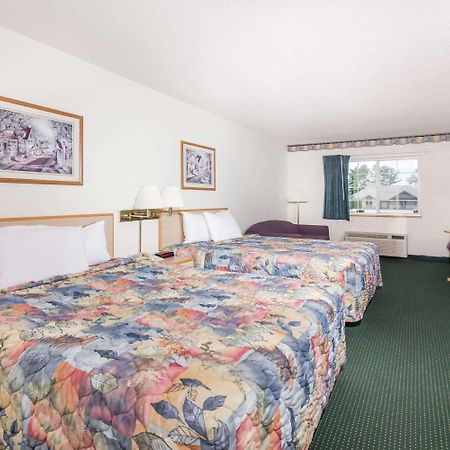 Super 8 By Wyndham Eagle River Exterior photo