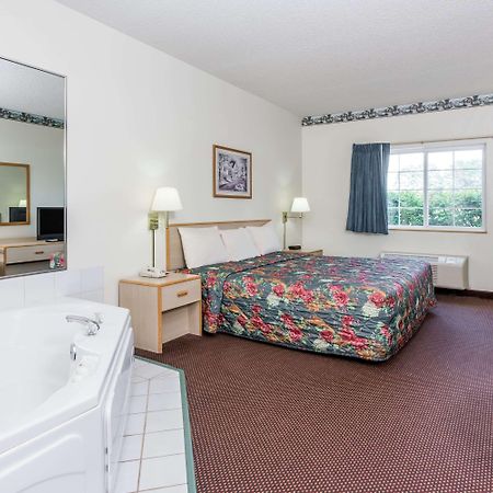 Super 8 By Wyndham Eagle River Exterior photo