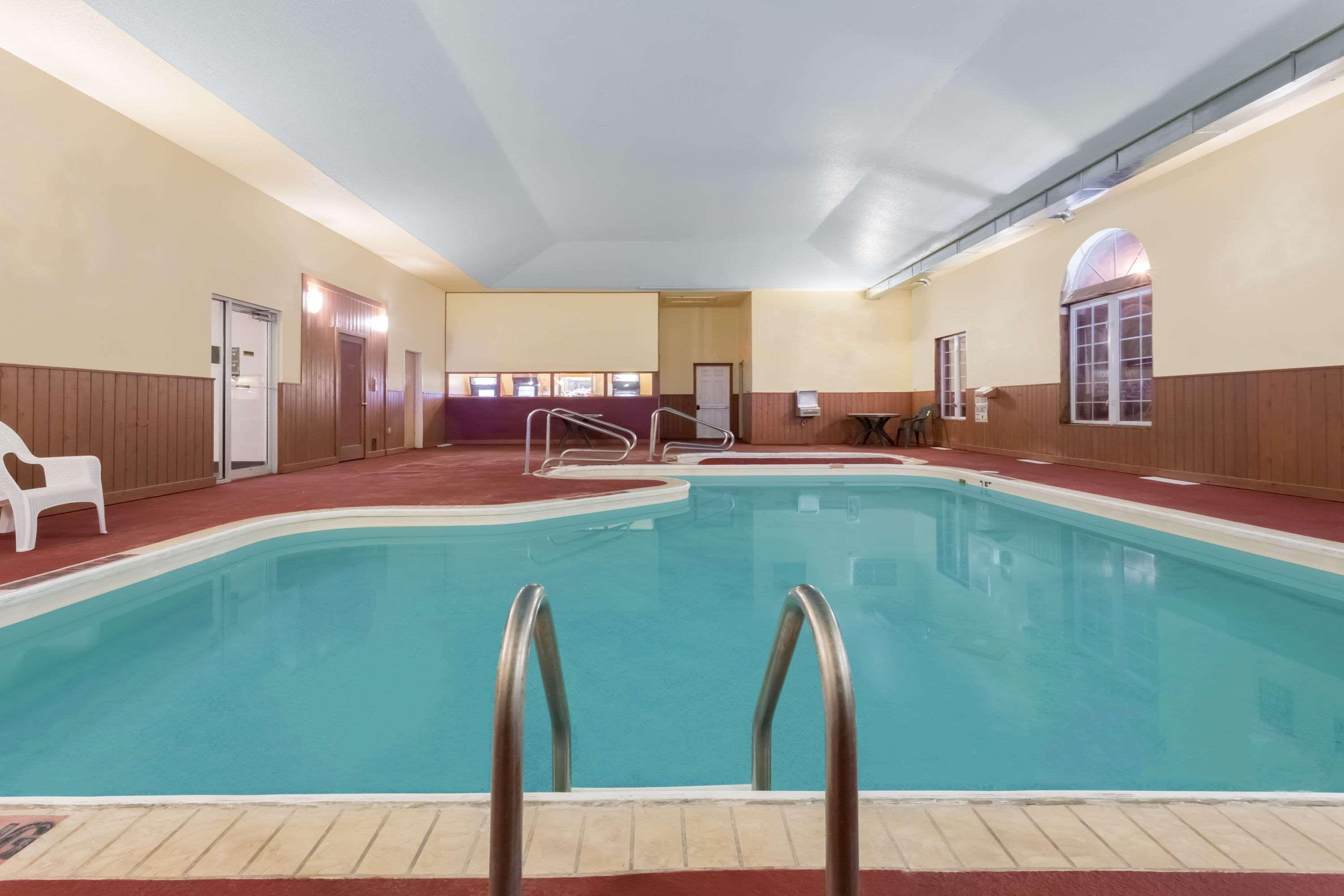 Super 8 By Wyndham Eagle River Exterior photo