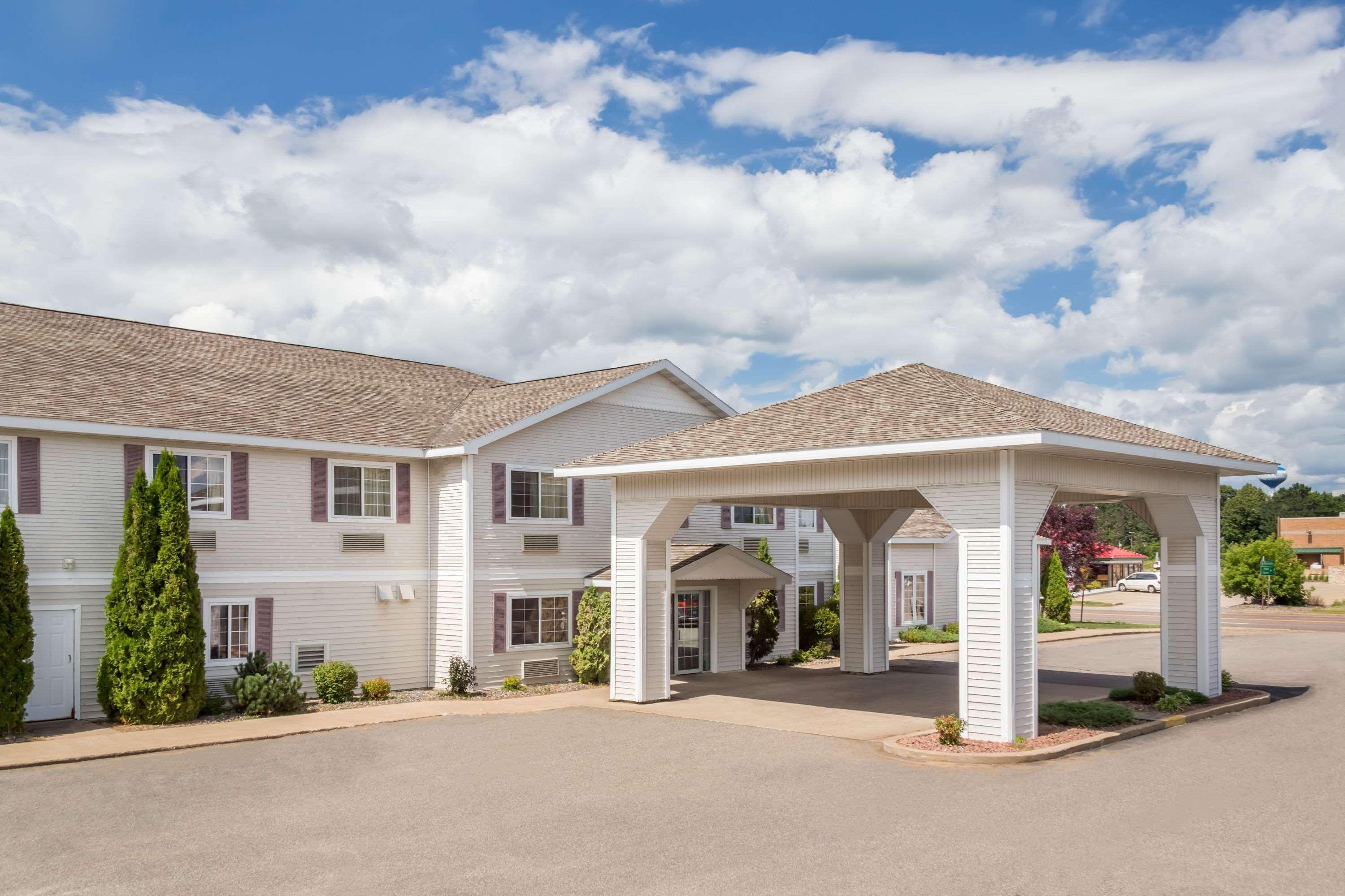 Super 8 By Wyndham Eagle River Exterior photo