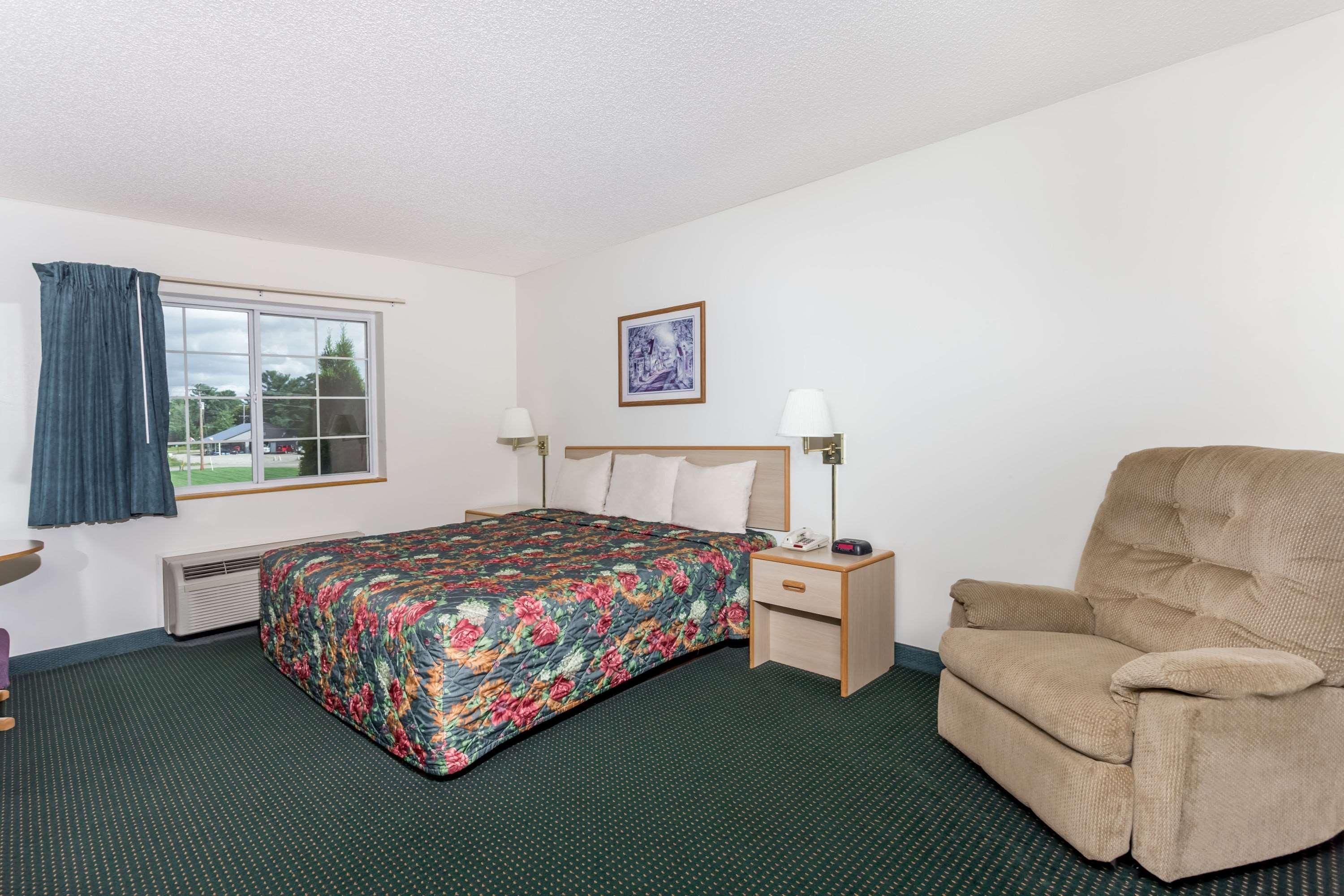Super 8 By Wyndham Eagle River Exterior photo