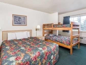 Super 8 By Wyndham Eagle River Exterior photo
